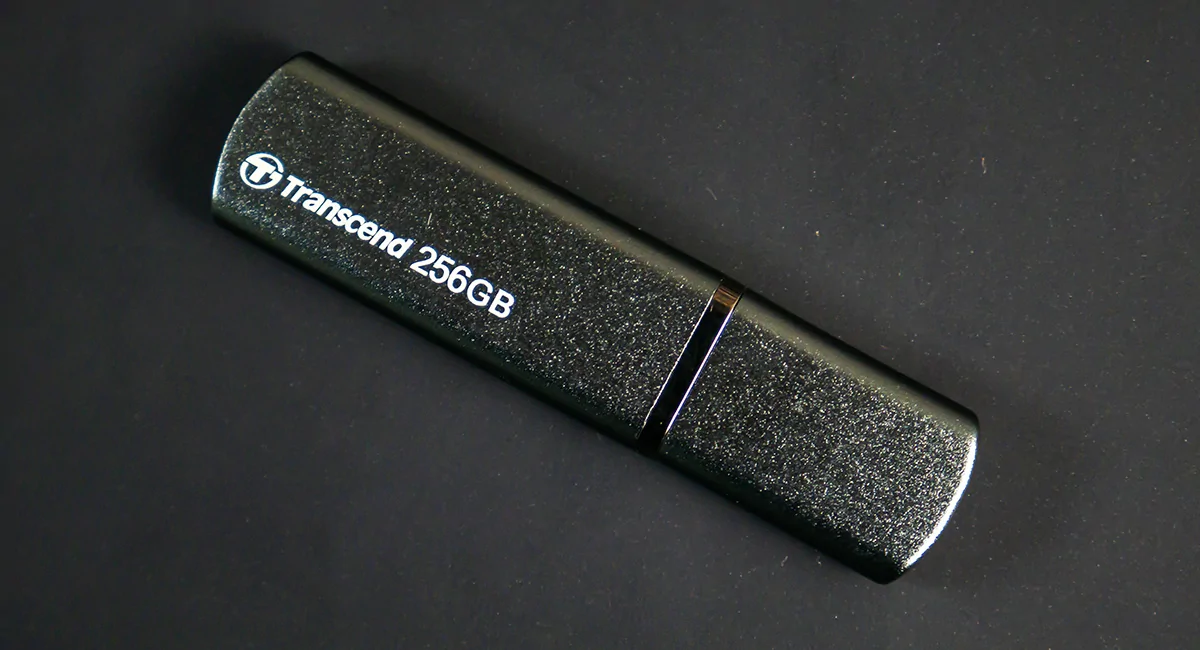 Флагманская новинка в алюминиевом корпусе с повышенной надежностью, которая по скоростным показателям может конкурировать со среднеуровневыми внешними SSD