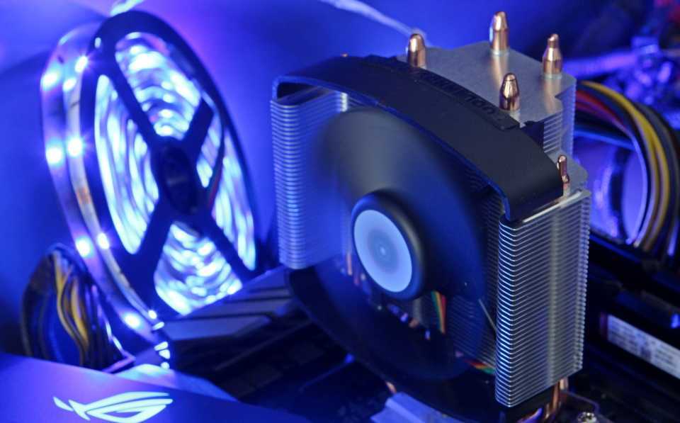 Компактная новинка высотой до 40 мм, но с LED-подсветкой, парой тепловых трубок и 92-мм вентилятором для охлаждения актуальных и устаревших CPU от AMD и Intel