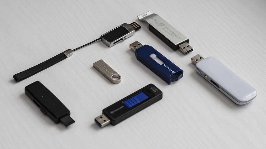 Миниатюрная модель с интерфейсами USB 3.1 и Lightning, которая выгодно отличается качественными материалами корпуса и сбалансированной стоимостью в своем сегменте.